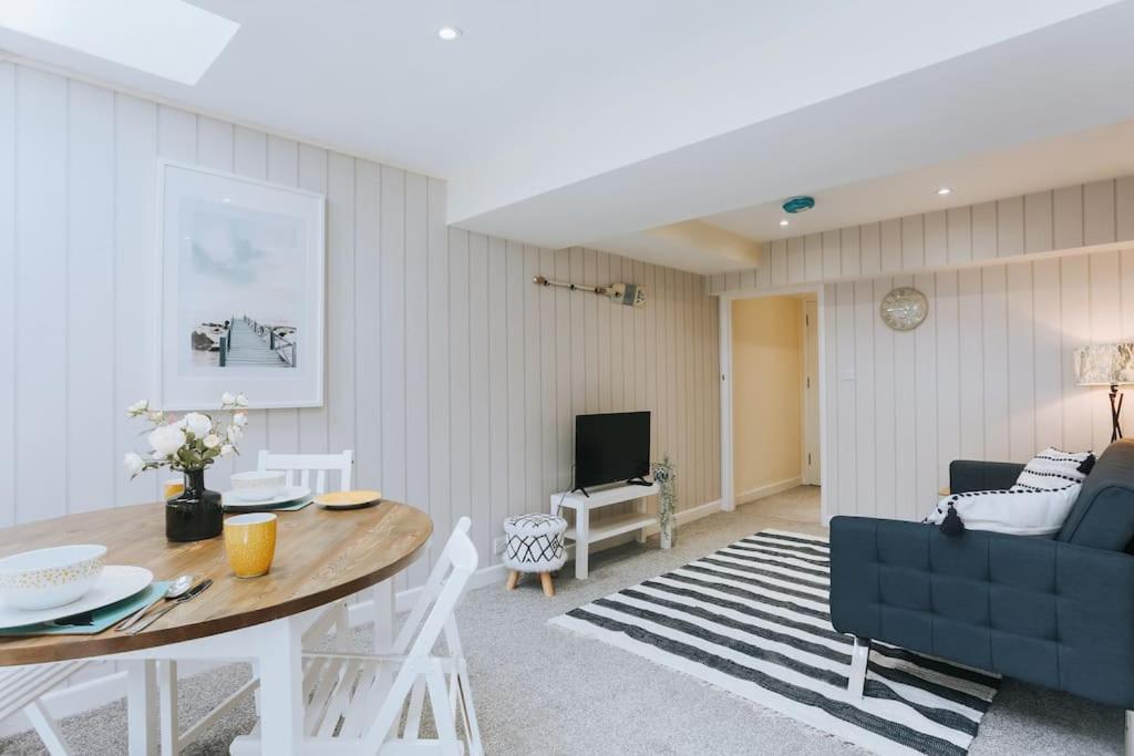 The Lighthouse, Boutique In The Town Centre - Starlink Wi-fi Apartment