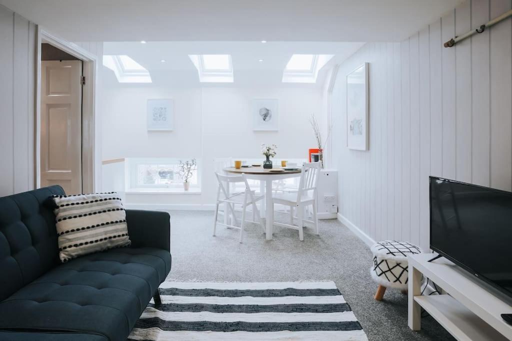 The Lighthouse, Boutique In The Town Centre - Starlink Wi-fi Apartment *