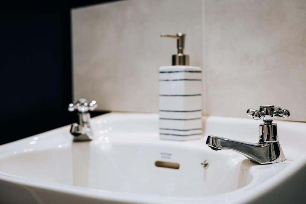The Lighthouse, Boutique In The Town Centre - Starlink Wi-fi Apartment Tavistock (Devon)